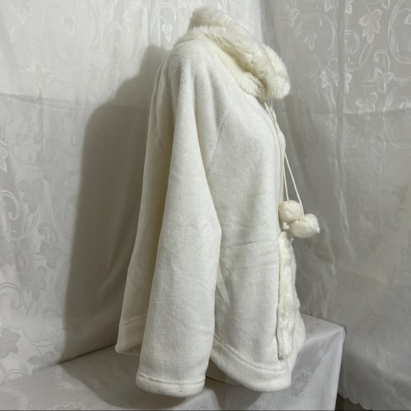 La Vie En Rose All White Teddy Oversized Sweater - Picture 10 of 12